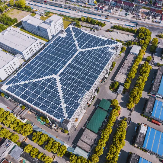 为电力公司和智能电网系统生产清洁能源的太阳能工厂的鸟瞰图