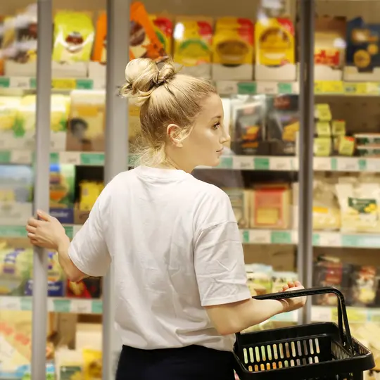 在超市选乳制品的女人。