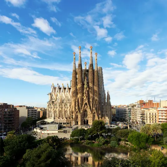 巴塞罗那的大型罗马天主教教堂 Sagrada Familia 的鸟瞰图