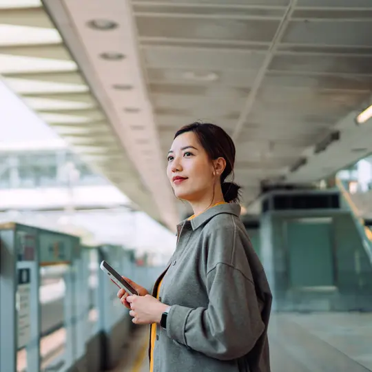 一位手持手机的女子正在等待