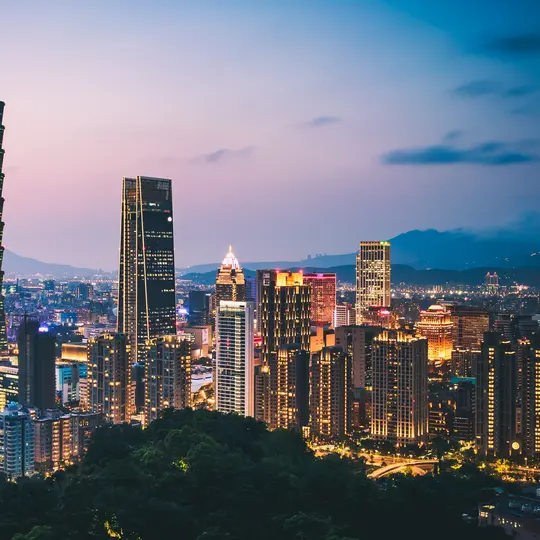 现代城市夜晚鸟瞰图