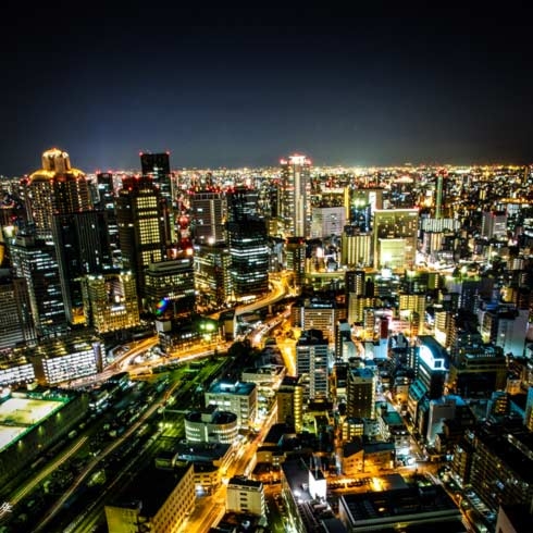 日本大阪，夜间的智慧城市