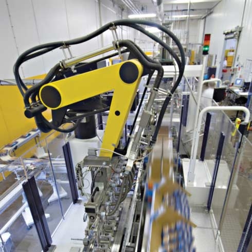 现代食品工厂生产线，食品和饮料，机器控制，工业自动化。