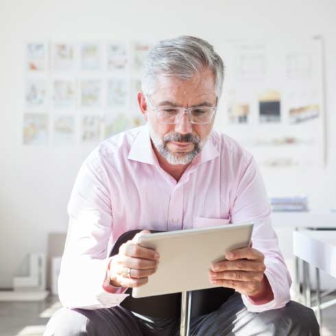 查看平板电脑的男子，物联网。