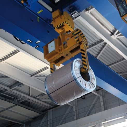 工业厂房内的高架起重机，起重，工业自动化，机器控制。
