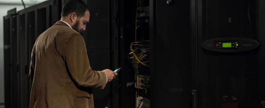 一位男士在阿拉巴马州的退休系统数据中心使用智能手机