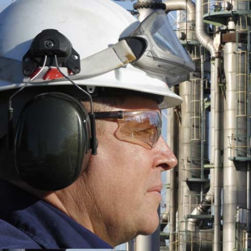石油工人、工程师特写，以石油炼厂为背景，石油天然气。