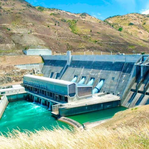 水力发电厂与草地和丘陵、水管理、能源效率相结合。