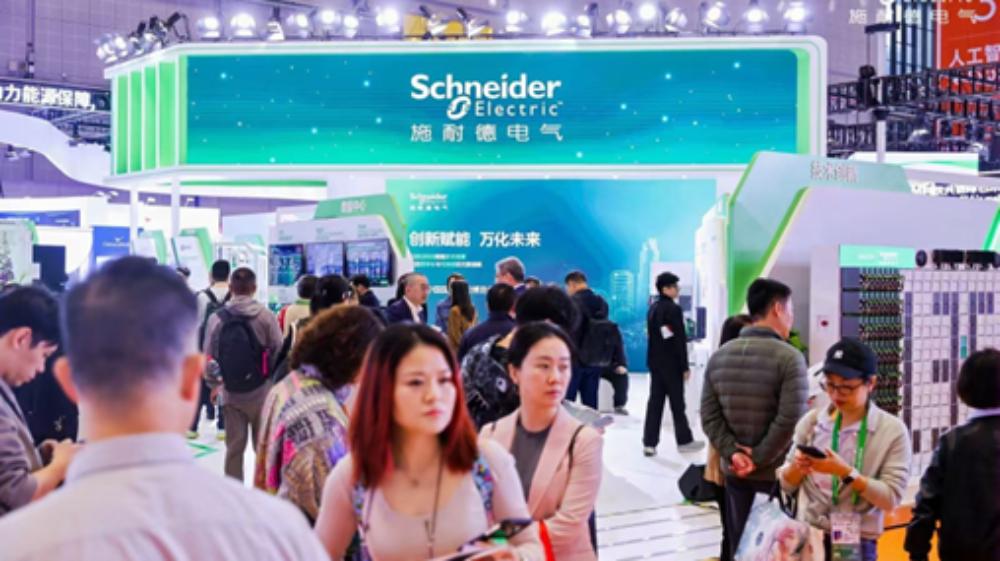 八载同行，向“新”而生，施耐德电气以数智创新亮相进博会